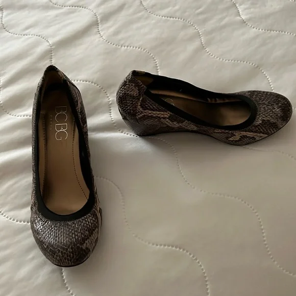 BCBG Paris wedged heel shoes W round toes snake print sz 8 in good condition - Picture 1 of 7
